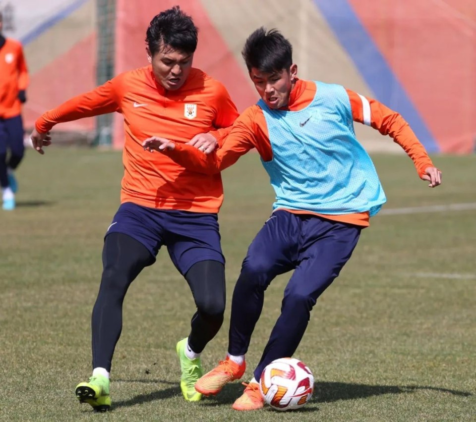 九游会登录-橄榄球联赛，洞庭玄武队与江南闪电队读秒扳平，体能对抗拉满！回归即成焦点(琼崖纵队一览表)